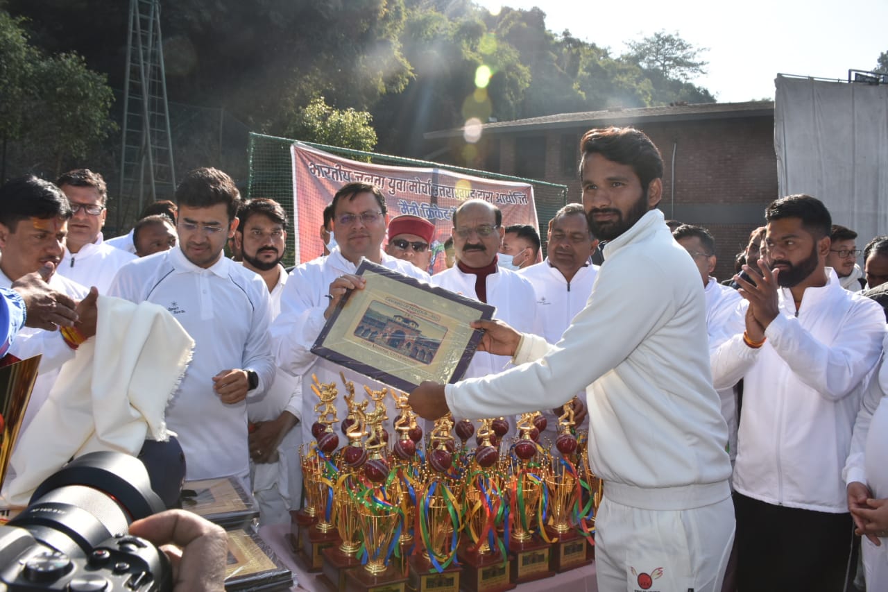 मंगलवार को अभिमन्यु क्रिकेट अकादमी देहरादून में मुख्यमंत्री-  XI   एवं भाजयुमो –  XI  के बीच मैत्री क्रिकेट मैच खेला गया।