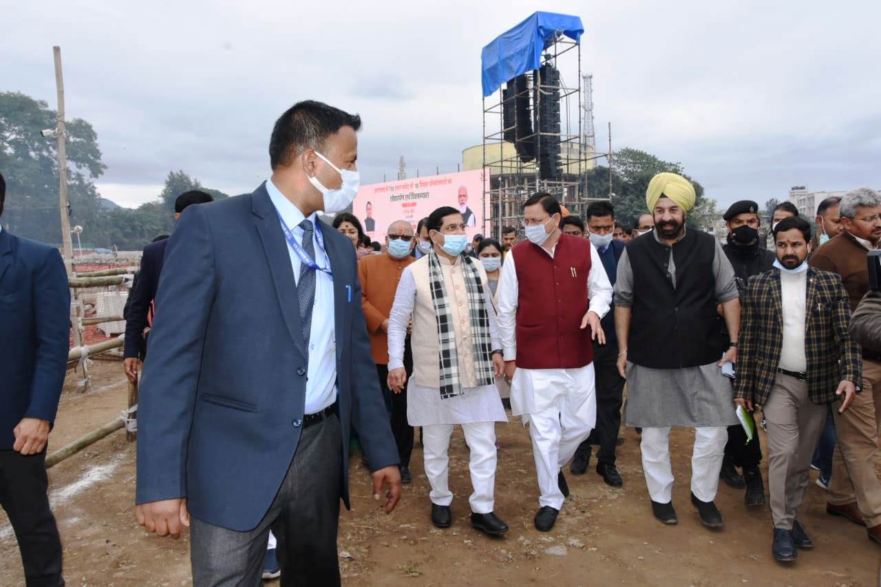 मुख्यमंत्री  पुष्कर सिंह धामी ने शुक्रवार को परेड ग्राउंड का स्थलीय निरीक्षण कर विभिन्न व्यवस्थाओं का जायजा लिया।