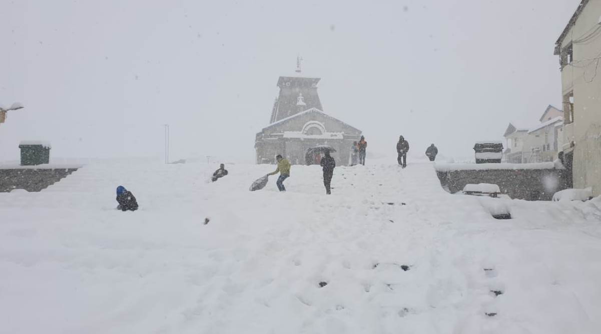 केदारनाथ धाम में बर्फबारी –  पुनर्निर्माण कार्य की रफ़्तार थमी
