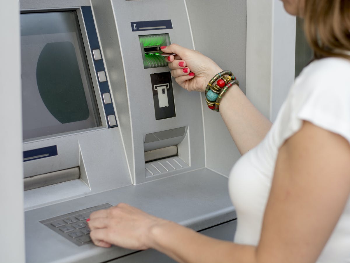 ATM से नहीं निकला कैश लेकिन अकाउंट से कट गए पैसे तो जानें आपको तुरंत क्या करना चाहिए –