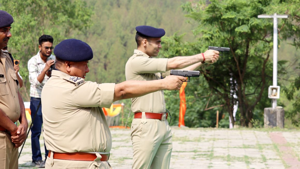 एसएसपी लोकेश्वर सिंह ने टारगेट पर साधा निशाना, शूटिंग प्रतियोगिता का किया शुभारम्भ 