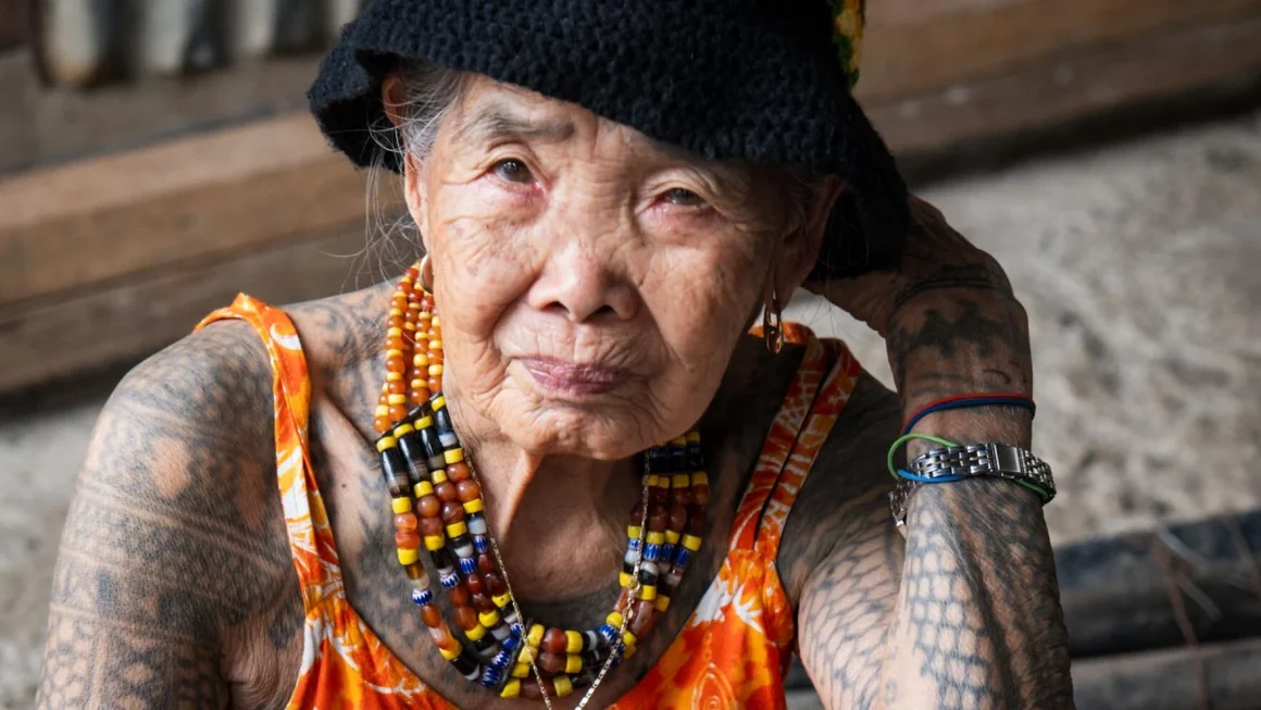 07 साल की है दुनिया की सबसे बुजुर्ग टैटू कलाकार, 92 साल का है अनुभव