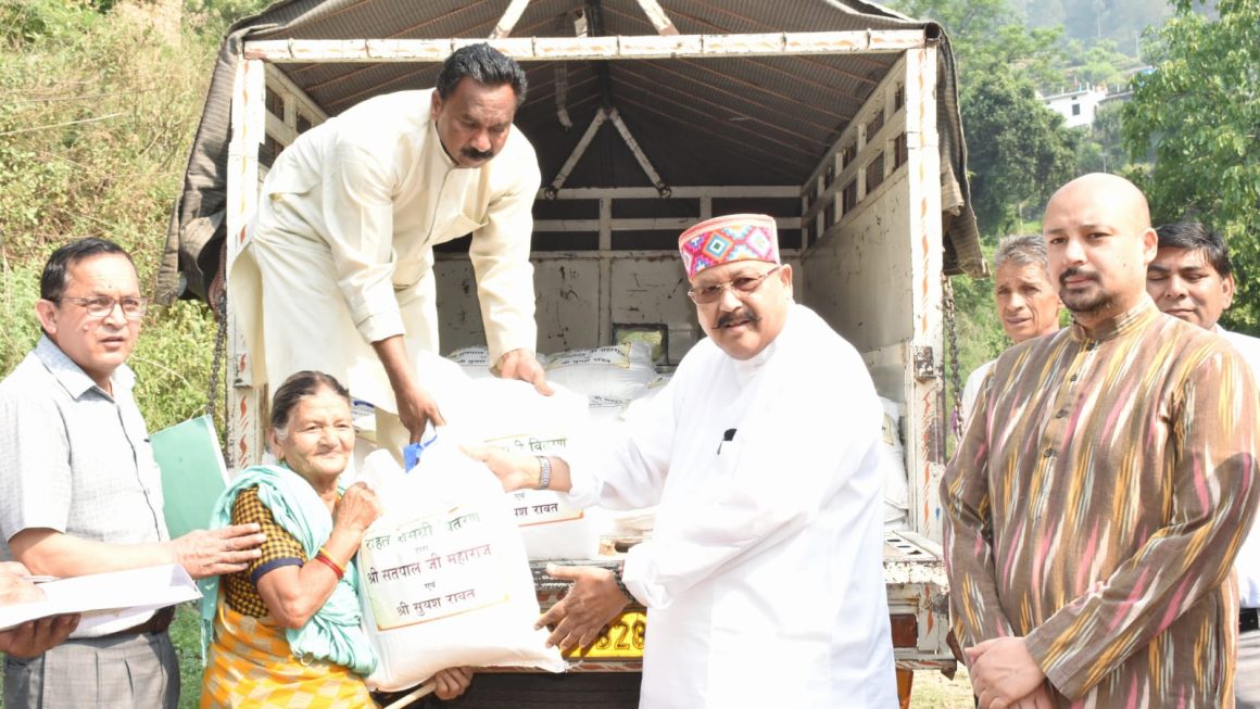 उत्तराखंड : महाराज ने वितरित की आपदा प्रभावित परिवारों को राहत सामग्री