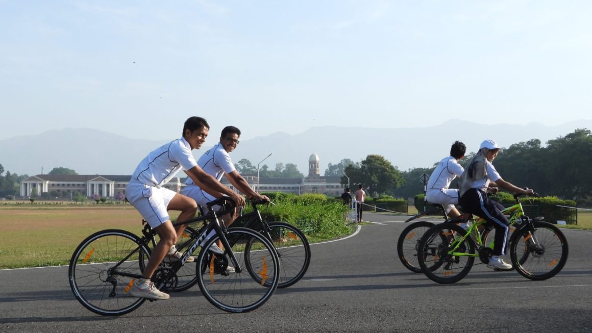 देहरादून : आईएफएस अफसरों ने चलाई साइकिल, दून से दिया बड़ा संदेश