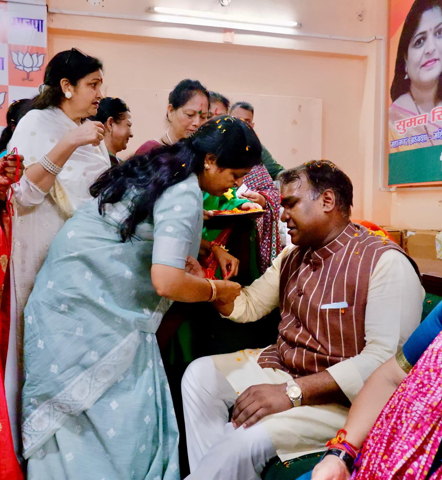 भाजपा महानगर कार्यालय में सिद्धार्थ उमेश अग्रवाल को महिलाओं ने बांधी राखी, रक्षाबंधन का पर्व मनाया