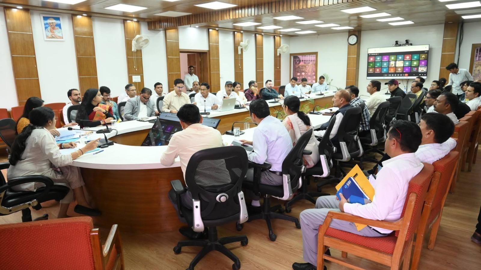 जिलाधिकारी नितिका खण्डेलवाल ने जनता दरबार में सुनीं जनसमस्याएं, समयबद्ध निस्तारण के निर्देश