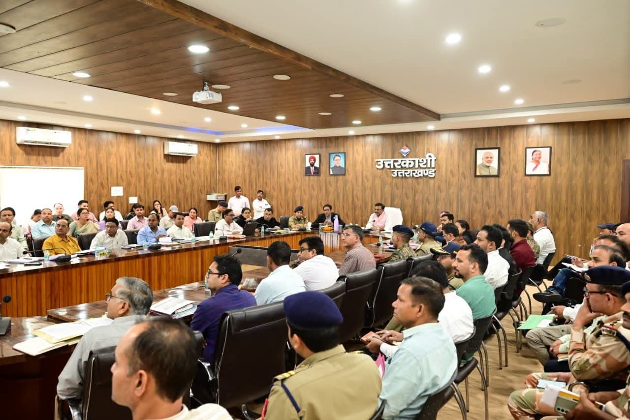 आनंद बर्द्धन ने उत्तरकाशी में विकास योजनाओं की समीक्षा की, 15 अक्टूबर तक सड़कें गड्ढामुक्त करने के निर्देश